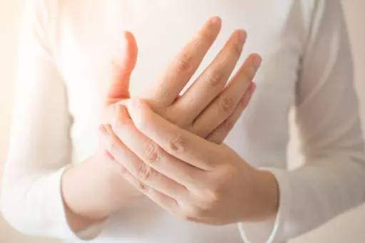 Cứng khớp ngón tay vào sáng sớm cảnh báo bệnh lý viêm khớp dạng thấp 